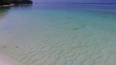 Mavi okyanus ve dalgaların yakınındaki beyaz kum arka planındaki güzel turistik turizm.