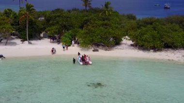Deniz tatil beldesinin yaz manzarası Mavi deniz ve kumsalın yanındaki beyaz kumlu arka plan