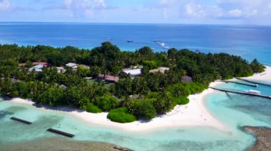 Su mavisi ve beyaz kum zeminli deniz yolculuğunun mükemmel sahil deniz manzarası.