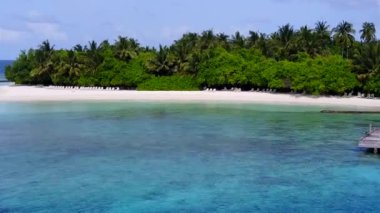 Sükunet plaj manzarasının kopyası sığ okyanus ve beyaz kumlu arka plan güneş ışığı altında kırılıyor