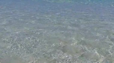 Güneşli deniz manzaralı plaj zamanı berrak su ve tatil köyü yakınlarında beyaz kumlu arka plan