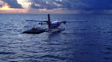 Güzel sahilin romantik dokusu turkuaz okyanus ve kumsalın yakınındaki parlak kumlu zemin tarafından kırılıyor.