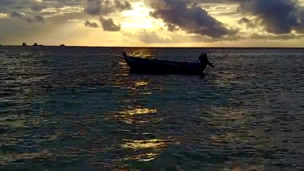 Romantico cielo di spiaggia tranquilla riva del mare pausa da laguna blu con sfondo di sabbia brillante dopo l'alba — Video Stock