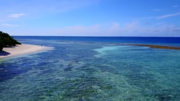 Paisaje romántico de hermosas vacaciones de playa resort por el mar verde azul y fondo de arena blanca cerca de las olas — Vídeo de stock