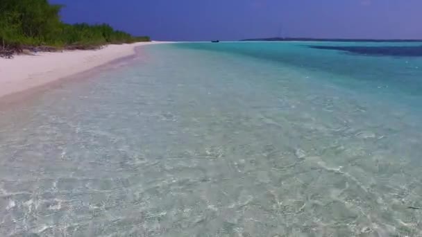 穏やかな島のビーチタイムの暖かいパノラマ浅い海と砂州の近くの白い砂の背景 — ストック動画