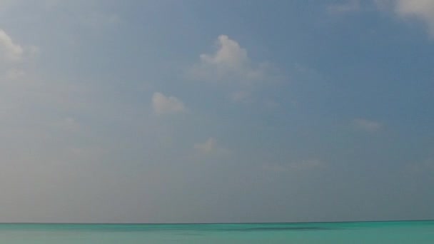 Paisaje vacío de relajante viaje a la playa junto al mar azul aguamarina con fondo de arena blanca cerca del banco de arena — Vídeos de Stock