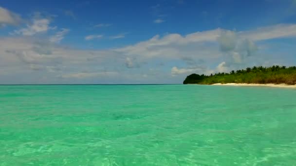 太陽の光の下で白い砂浜の背景を持つ青い海による海洋島のビーチの冒険の晴れ空 — ストック動画