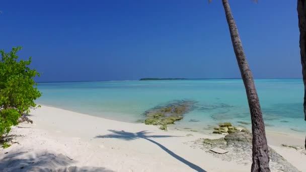 Romantická příroda idylické moře pohled na pláž dobrodružství podle modrého oceánu a bílé písečné pozadí v blízkosti letoviska — Stock video