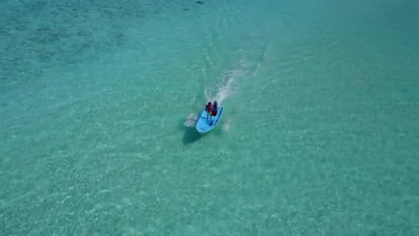 Närbild himmel tropisk kust strand semester med blå lagun med vit sand bakgrund i solljus — Stockvideo