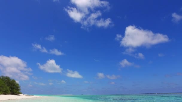 Natura aerea di idilliaca spiaggia turistica viaggio in acqua blu con sfondo di sabbia bianca — Video Stock