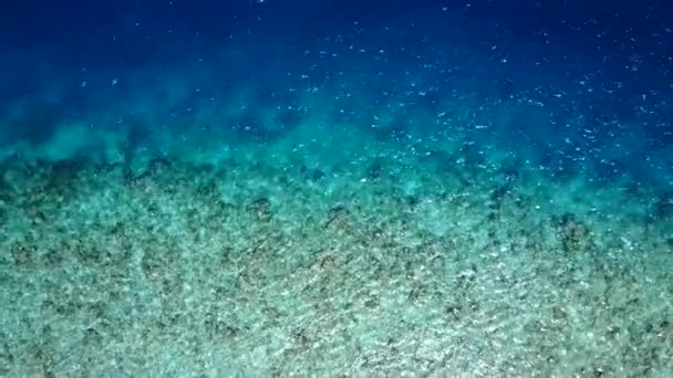 Copiar paisagem espaço de viagem de praia baía tropical por mar azul-turquesa e fundo de areia brilhante perto de ondas — Vídeo de Stock