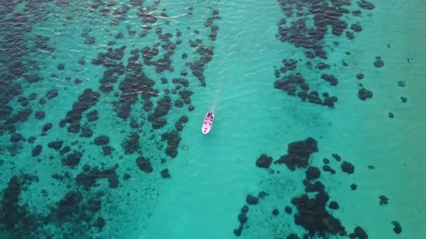 Солнечный пейзаж прекрасного островного пляжного отдыха у бирюзового океана и белый песчаный фон при солнечном свете — стоковое видео