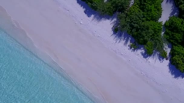 Sunny τουρισμού του θαλάσσιου κόλπου ταξίδι στην παραλία από μπλε θάλασσα και λευκό αμμώδη φόντο κοντά στην αμμουδιά — Αρχείο Βίντεο
