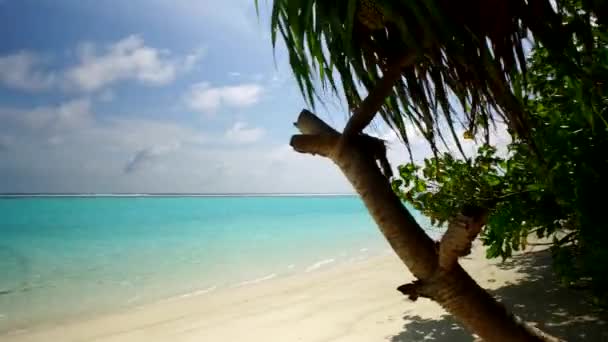 Słoneczna panorama doskonałej przygody plaży wybrzeża przez błękitną lagunę z białym, piaszczystym tłem po wschodzie słońca — Wideo stockowe