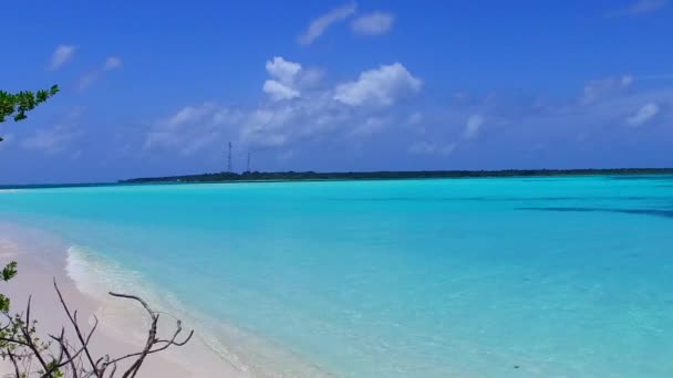 砂州の近くにきれいな砂の背景を持つ青い水でエキゾチックな海岸のビーチトリップの空を閉じます — ストック動画