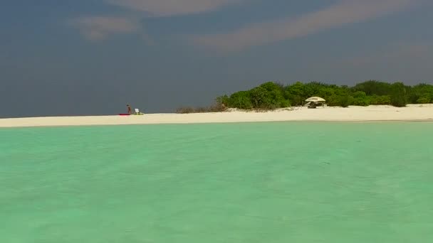 Leerer Tourismus vom Paradies Strand brechen durch flaches Wasser und weißen Sandhintergrund im Sonnenlicht — Stockvideo