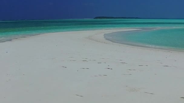 Закрыть природу парадайза пляжного отдыха низкими лагунами и белым песком на фоне волн — стоковое видео