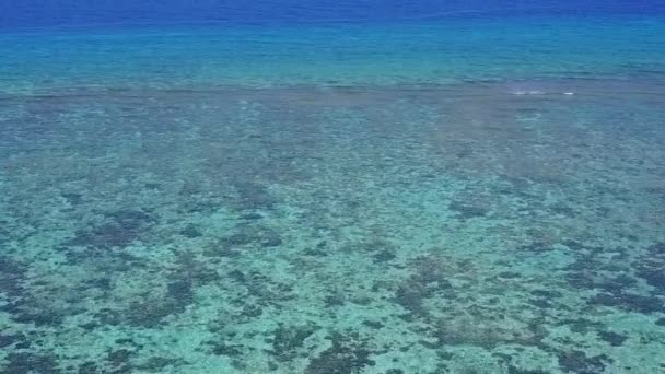 Marina diurna de bela praia costeira viagem pela lagoa azul com fundo arenoso limpo perto de recife — Vídeo de Stock