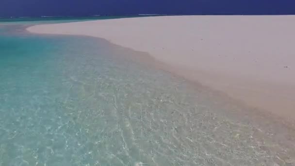 Fechar a natureza da vista para o mar tropical viagem de praia por mar azul verde e fundo de areia brilhante na luz solar — Vídeo de Stock