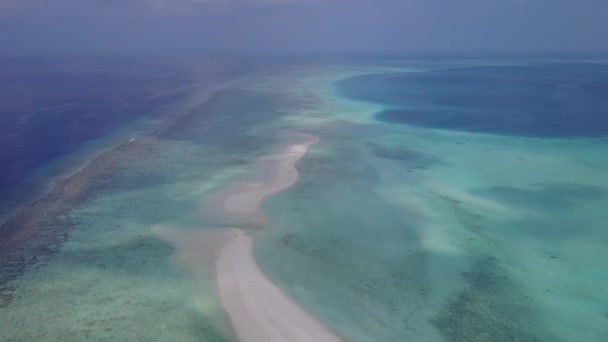 Воздушное небо красивого пляжа с видом на море стиль жизни с прозрачной водой и белый песок фон — стоковое видео