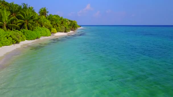 Sonnige Natur der schönen Lagune Strandurlaub am blauen Meer mit weißem Sandhintergrund im Sonnenlicht — Stockvideo