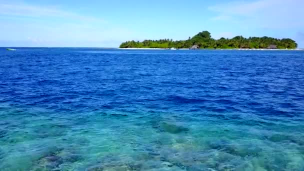 Viagem ensolarada de costa tranquila viagem de praia por mar claro com fundo arenoso branco antes do pôr do sol — Vídeo de Stock