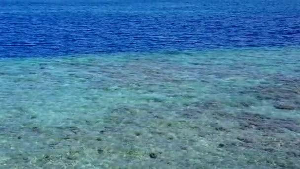 목가적 인 석호 해변의 어슴푸레 한 하늘이 햇빛을 받아 하얀 모래사장을 배경으로 푸른 바다에 의해 갈라진다 — 비디오