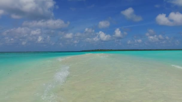 沙洲附近碧绿的大海，背景洁白的沙洲，清澈的天堂岛海滨度假风景 — 图库视频影像