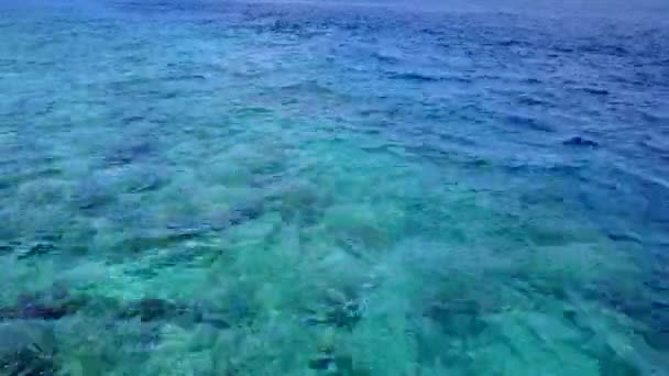 Kopieer ruimte textuur van mooie kust strand vakantie door heldere oceaan met wit zand achtergrond in de buurt van resort — Stockvideo