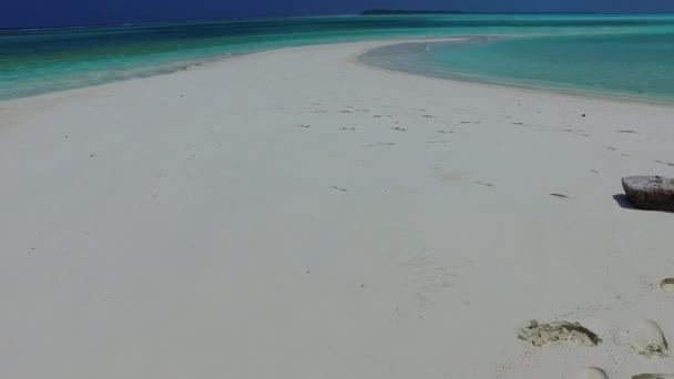 Kopiera utrymme natur lugn vik strand tid av blå lagun med vit sand bakgrund nära revet — Stockvideo