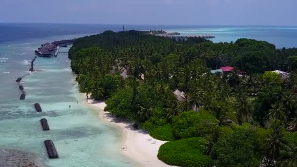 在珊瑚礁附近的蓝绿色泻湖和白沙滩背景下的放松度假海滩时间的日间旅行 — 图库视频影像