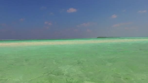 Viaje aéreo en avión no tripulado de la playa paradisíaca de la bahía aventura por el océano azul con fondo de arena blanca — Vídeos de Stock