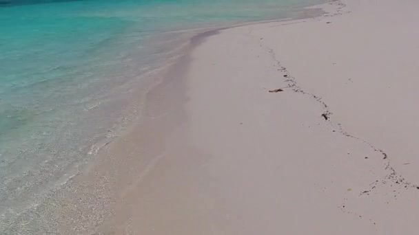 Sudut pemandangan yang luas dari surga liburan pantai resor dengan air biru dan latar belakang berpasir putih di dekat telapak tangan — Stok Video