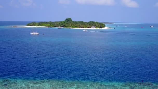 Copiar el paisaje espacial de vacaciones de playa resort marino por el océano turquesa con fondo de arena blanca cerca del banco de arena — Vídeos de Stock