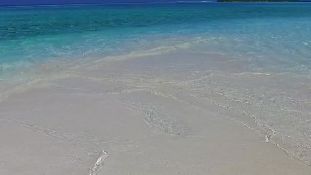 Pusta panorama spokojnej plaży wyspy czas przez przezroczysty ocean i białe piaszczyste tło w pobliżu kurortu — Wideo stockowe