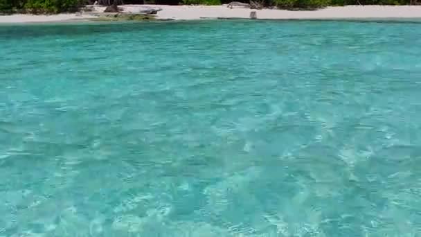 Sonnige Landschaft von erholsamen Strandurlaub am blauen Meer und weißem Sand Hintergrund in der Nähe der Brandung — Stockvideo