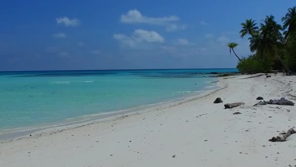Пустой характер экзотических береговых пляжей путешествие аква-голубой водой с белым песчаным фоном рядом с рифом — стоковое видео