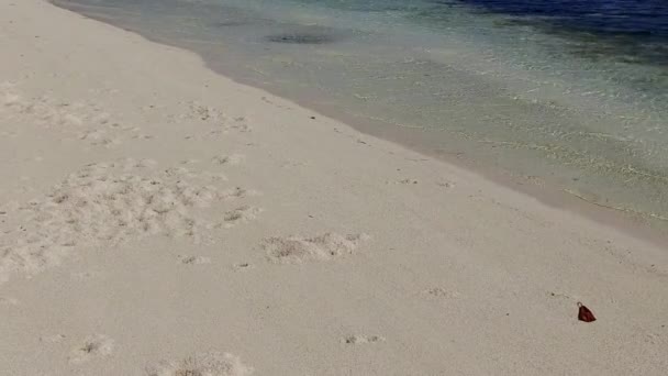 Αντιγράψτε χώρο υφή ειδυλλιακή παραλία διακοπές από aqua μπλε θάλασσα και λευκό αμμώδη φόντο κοντά surf — Αρχείο Βίντεο
