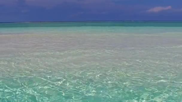 Paisaje de gran angular de la laguna tropical viaje de playa por mar azul con fondo de arena blanca cerca de las olas — Vídeos de Stock