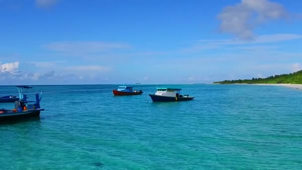 Sonniger Himmel von schönen touristischen Strandausflug durch blau-grüne Lagune und weißen Sandhintergrund in der Nähe Sandbank — Stockvideo