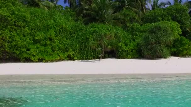 Romantisch landschap van exotische toeristische strand breken door turquoise oceaan en schoon zand achtergrond in de buurt van golven — Stockvideo