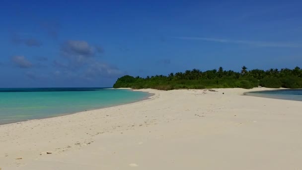 Feche o céu de férias de praia baía perfeita por água azul e fundo arenoso branco perto do resort — Vídeo de Stock