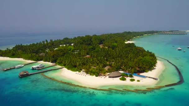 Flygdrönare landskap perfekt kust strand semester med blått vatten med vit sand bakgrund — Stockvideo