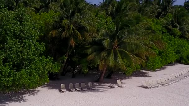 Pemandangan siang hari dari istirahat pantai yang sempurna oleh laut biru dengan latar belakang pasir putih dekat resort — Stok Video