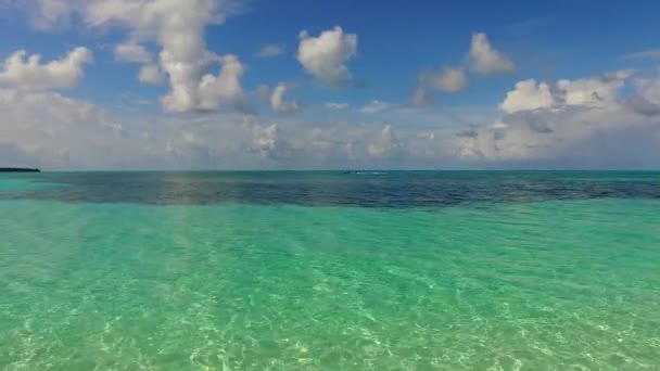 Romantyczna sceneria idyllicznej laguny wycieczka turkusową laguną z białym, piaszczystym tłem w pobliżu rafy — Wideo stockowe