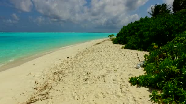 Cielo cálido de relajante viaje a la playa con vista al mar por el océano azul y fondo de arena blanca cerca de un banco de arena — Vídeos de Stock