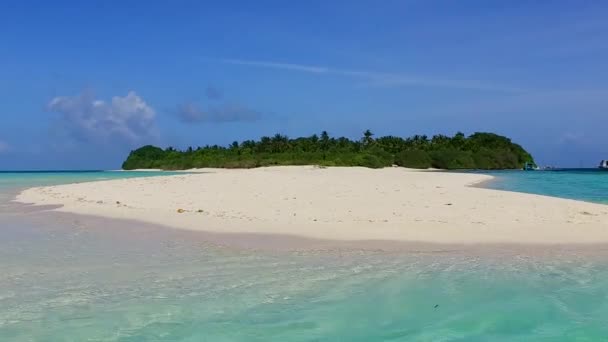 Kopiuj przestrzeń panorama tropikalnego wybrzeża plaży przerwa przez błękitne morze z czystym tle piasku w pobliżu surfowania — Wideo stockowe