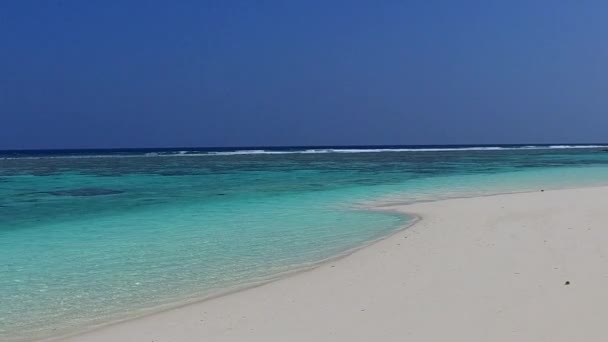 Warme panorama van tropische resort strand vakantie door blauwe zee en witte zandachtergrond in de buurt van rif — Stockvideo