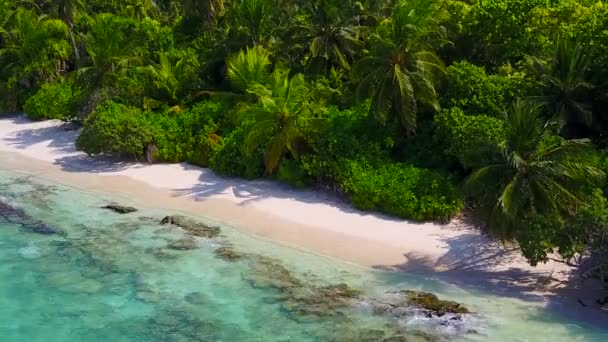 Daglandschap van ontspannende strandtrip door de azuurblauwe zee en schone zandachtergrond in de buurt van zandbar — Stockvideo