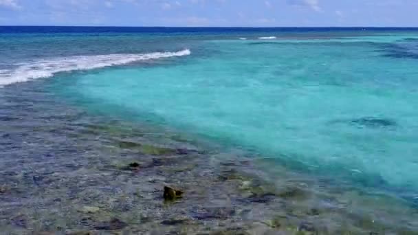Летнее путешествие морского берега приключение голубым океаном на белом песчаном фоне рядом с волнами — стоковое видео